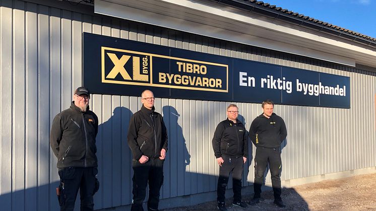 Till vänster i bild syns Johan Martinsson och Janne Windeståhl, tidigare delägare Tibro Byggvaror, till höger i bild syns Tomas Färén och Jonas Karlsson, nya delägare Tibro Byggvaror.