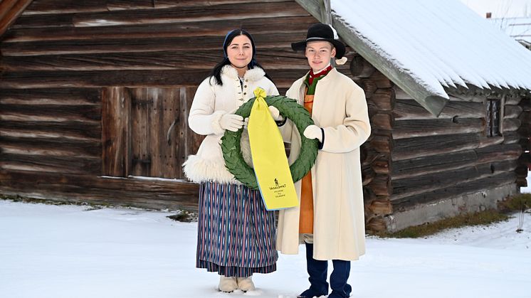 Alice Larsson bär Transtrandsdräkten och Albin Gezelius Moradräkten.