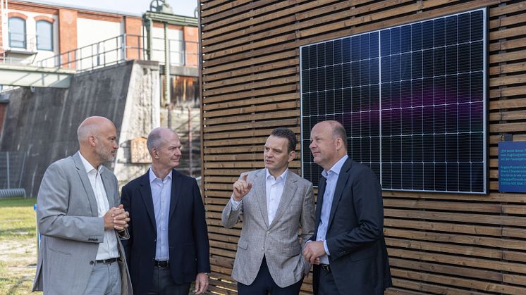 Besuch im Wasserkraftwerk Langweid: Martin Sailer, Landrat des Landkreises Augsburg, Leo Birnbaum, Vorstandsvorsitzender von E.ON sowie die LEW-Vorstände Dietrich Gemmel und Christian Barr (v.r.n.l.)