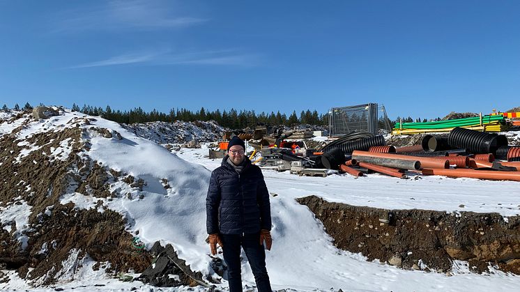 Mikael Lundberg, vd Structor Byggteknik Umeå, på plats där serviceanläggningen ska ligga.  Foto: Structor