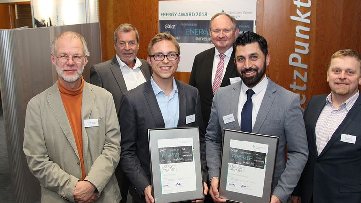 Die Preisträger Fabian Schoden (l) und Moaid Ismail Othman mit Prof. Dr. rer.mat. Jörn Loviscach (FH Bielefeld), Jurymitglied Klaus Meyer. WWE-Geschäftsführer Dr. Stephan Nahrath und Pro. Dr.-Ing. Jens Haubrock (FH Bielefeld)