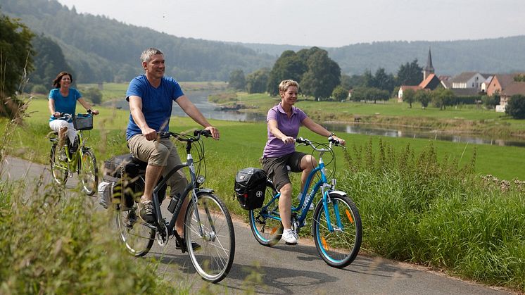 Radler auf dem beliebten Weser-Radweg