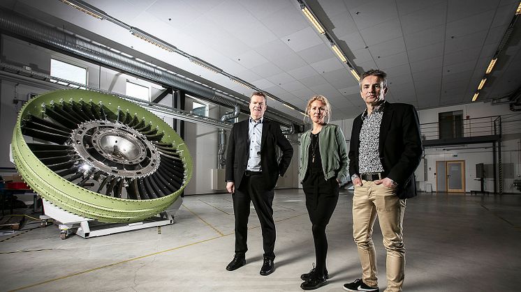 På plats i lokalen för Framtidens Fabrik: Henrik Runnemalm, forskningschef vid GKN Aerospace Engine Systems, Linda Bohlin Trajkovski, chef för Innovatum Projektarena och Anders Torslid, vd för Kraftstaden. Foto: Andreas Olsson/Innovatum