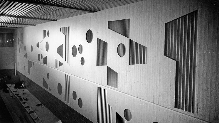 Utsmyckning på Broängsbadet 1964, där Ingemar var tvungen att tillverka konstverket innan huset kunde byggas. I bilden syns konstnären nere till vänster.