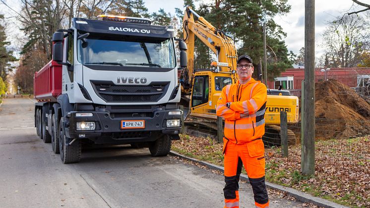 Saloka Oy:n yrittäjä Juha Salo viisiakselisen Iveco Trakkerin kanssa Helsingin Puistolan tiivisti rakennetun pientaloalueen rakennuskohteessa.