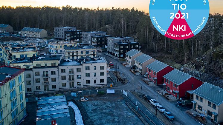 OBOS projekt Brf Utsikten tar hem en sjundeplacering i kategorin Prognoscentrets branschmätning i kundnöjdhet för 2021. Drönarbild över stadsdelen Vega, där de 36 lägenheterna i Brf Utsikten syns i de tre flerfamiljshusen längst bort till höger.