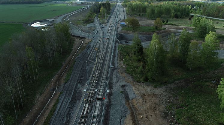 Kardonbanan består av sju kilometer elektrifierad ny järnväg varav 1,5 kilometer är dubbelspår. Det har även byggts sex nya broar. Bild: Trafikverket