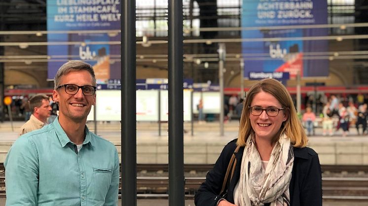 Sebastian Ehrke und Christin Kolbe aus der amedes-Personalabteilung unterwegs mit der Deutschen Bahn