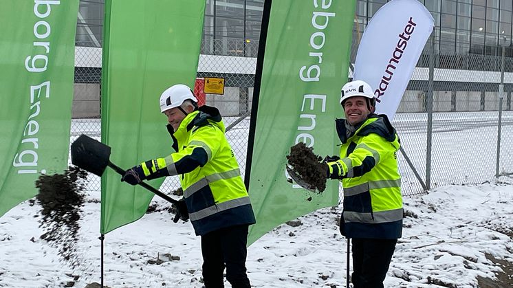 Jonas Attenius (S), kommunstyrelsens ordförande i Göteborg och Per-Anders Gustafsson, VD på Göteborg Energi tar det första spadtaget till den nya biobrönsleeldade ångpannan  på Rya.