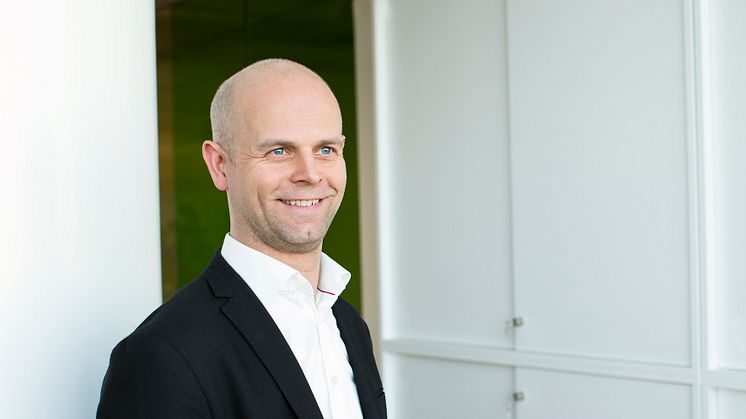 Fredrik Östbye, affärsutvecklingschef på Telenor Connexion, microchippar sig live på scenen på Industrimässorna Syd den 30 mars.