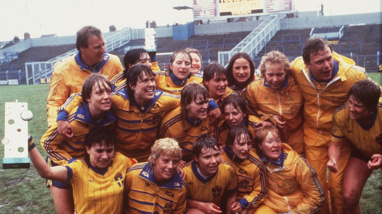 Sveriges damlandslag efter EM-guldet mot England 1984. Foto: © Bildbyrån.