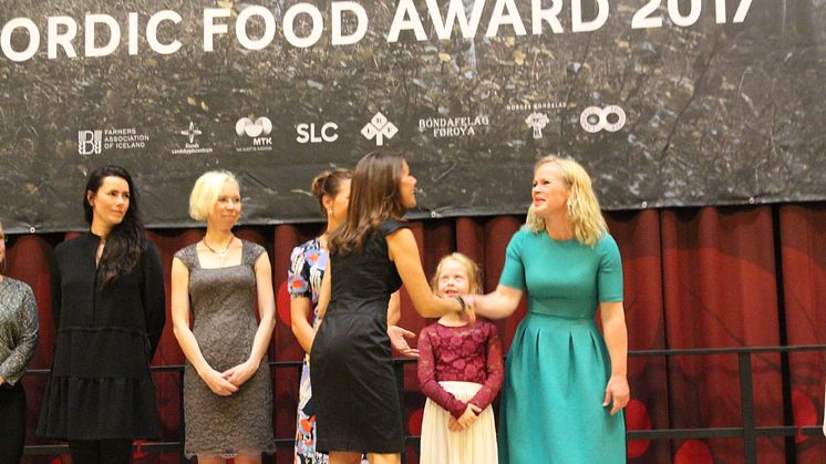  May Britt Stormoen, undervisningsansvarlig ved Geitmyra Matkultursenter i Oslo, mottok  Embla-prisen av H.K.H. Prinsesse Marie av  Danmark. Datteren Lois Stormoen Thomac (9) var også med.  