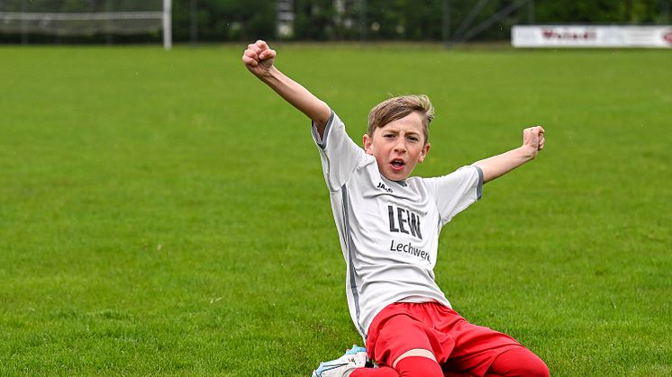 Finn Schaich jubelt im neuen Trikot (SC Bubesheim)