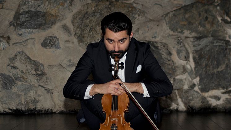 Pedram Shahlai, "Den ostämda violinisten". Foto Carlo Cash