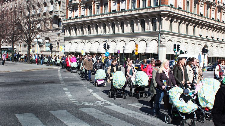 Stefan Löfven går med i barnvagnsmarschen