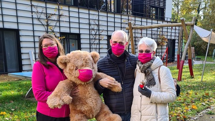 Monika und Bernd Schmitt aus Leipzig bringen bei ihrem Besuch im Bärenherz einen Spendenscheck in Höhe von 1600 Euro mit.