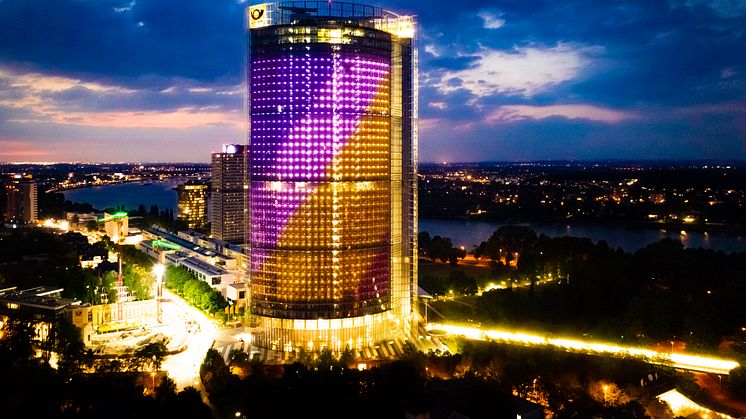 DPDHLs Post Tower i Bonn lyser opp i regnbuens farger for å markere IDAHOBIT