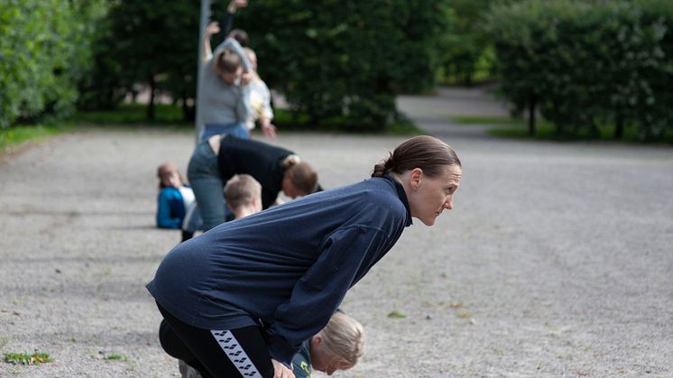 Luokka ryöpsähtää esiin tanssivassa ruumiissa