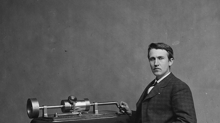 Thomas Alva Edison, med sin fonograf, 1878. Foto: Levin C. Handy/ Library of Congress/Wikimedia Commons. 