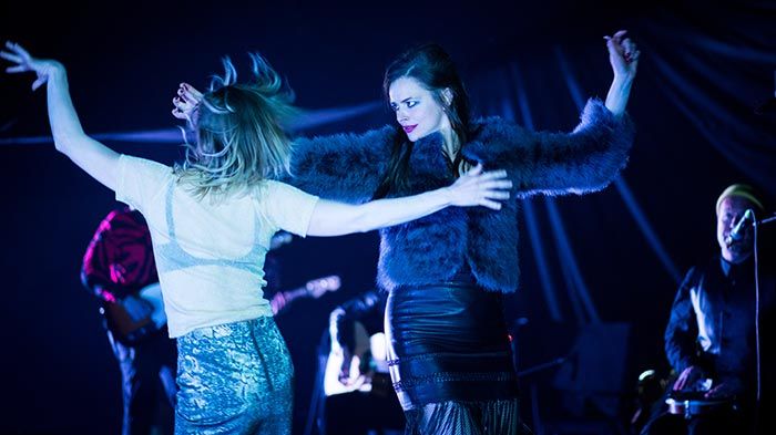 Thea Borring Lande og Charlotte Frogner i heftig kroatisk dans. Foto: Siren Høyland Sæter.