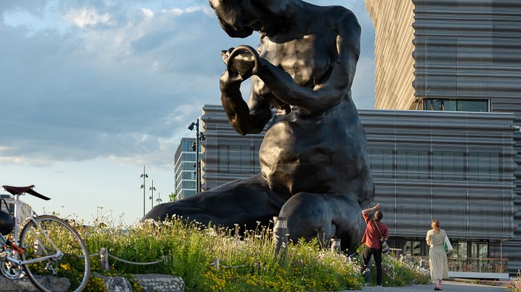 Tracey Emin's sculpture «The Mother» in front of the Munch Museum