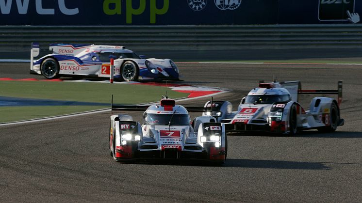 WEC Bahrain 2015 - Audi R18 e-tron quattro #7, Marcel Fässler, André Lotterer, Benoît Tréluyer foran Audi R18 e-tron quattro #8