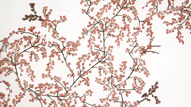 Små blommor, 2019. Detalj. Vikskärm som skapats med keramik, metall, papper.