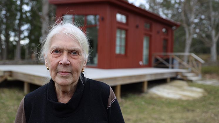 Inga-Lill Ragnar och attefallshuset på Smådalarö.