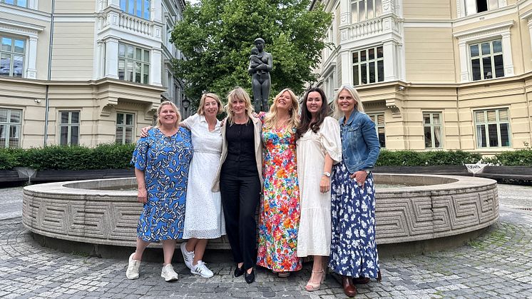 Ruth Kvarnström-Jones, Jenny Colgan, Cecilia Klang, Björk Matheasdatter, Christina Erikson og Ellen Vahr. Foto: Aschehoug
