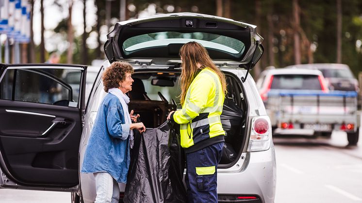 Svarta säckar kan fortfarande användas för att transportera avfall till återvinningscentralen, men de måste tömmas. Foto Daniel Larsson