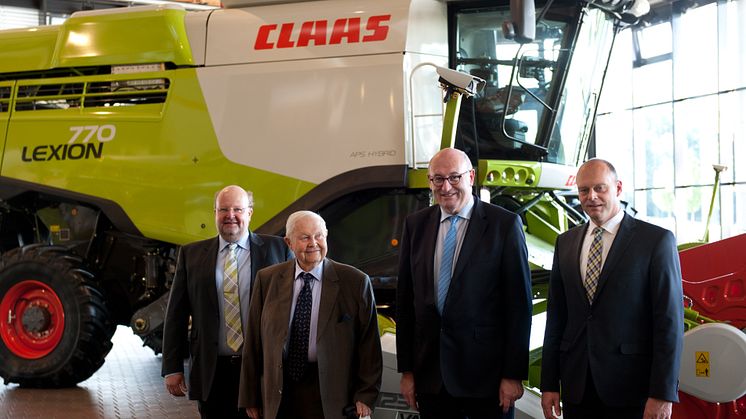 Reception at the CLAAS Technoparc in Harsewinkel, from the left: Volker Claas, Helmut Claas, Phil Hogan and Thomas Böck met to exchange views on the topics of digitization and environmental protection. Photo: CLAAS
