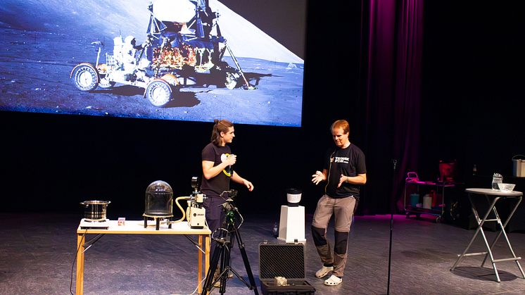 Bild från en tidigare fysikshow med rymdfysikern Patrik Norqvist och studenter på scenen. Foto: Rokshar Mohammad