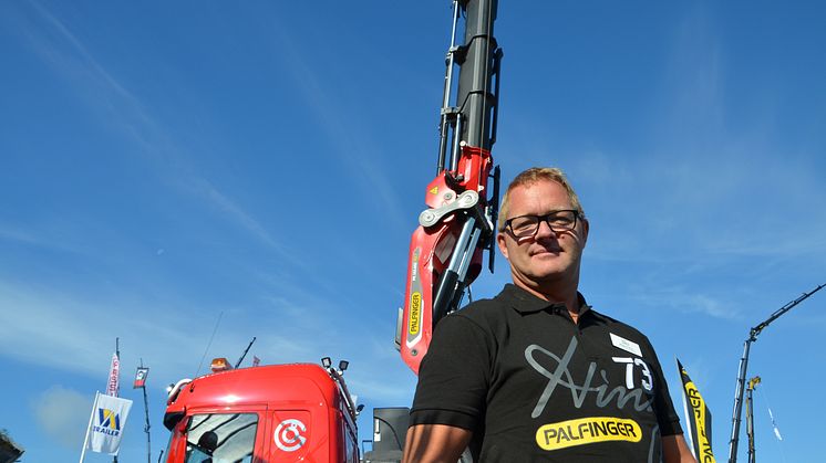 Hinz Försäljnings AB, här representerat av sin vice vd Magnus Hinz, presenterar en kran på Elmia Lastbil som är på 165 tonmeter.
