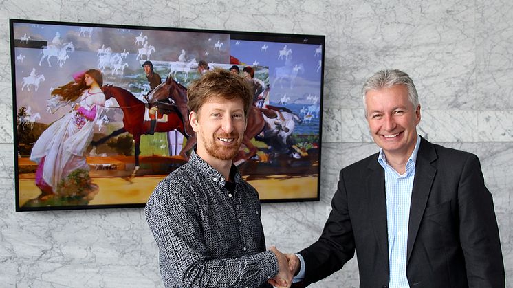 Übergabe von "Ghostriders in the Sky" zwischen Johannes Karl (links) und Jürgen Wörner, Vorstandsmitglied der Mannheimer Versicherung AG. Ort: Foyer der Mannheimer Versicherung AG