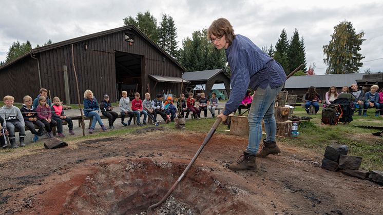 Lise Cats Myhre demonstrerer jernblestring under temadagsopplegget «Fra malm i myra til stål i smia» på Norsk skogmuseum. (Foto: Bård Løken/Anno)