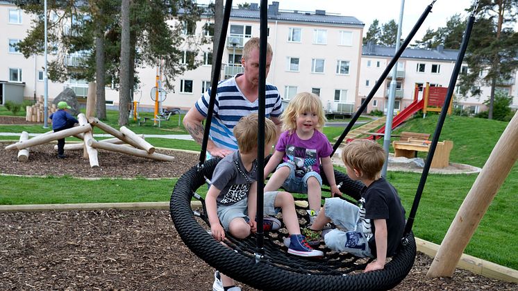 Gavlegårdarna, hyresgästföreningen och fritidsgården Helges inviger idag en ny spännande lekplats i Valbo