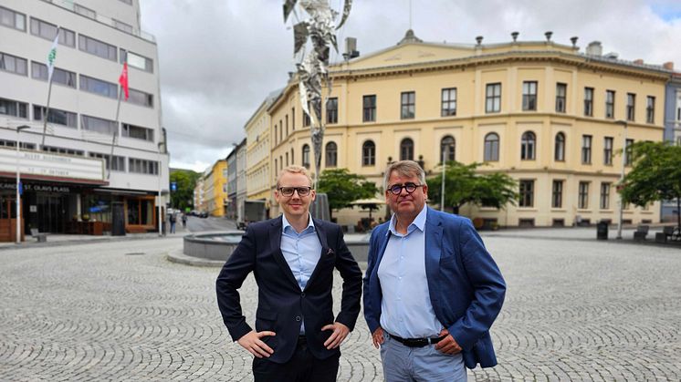 Daglig leder Magnus Babsvik i Solibo t.v. Administrerende direktør Ivar Mjelde i Sparebank 1 Forretningspartner Østlandet t.h. 