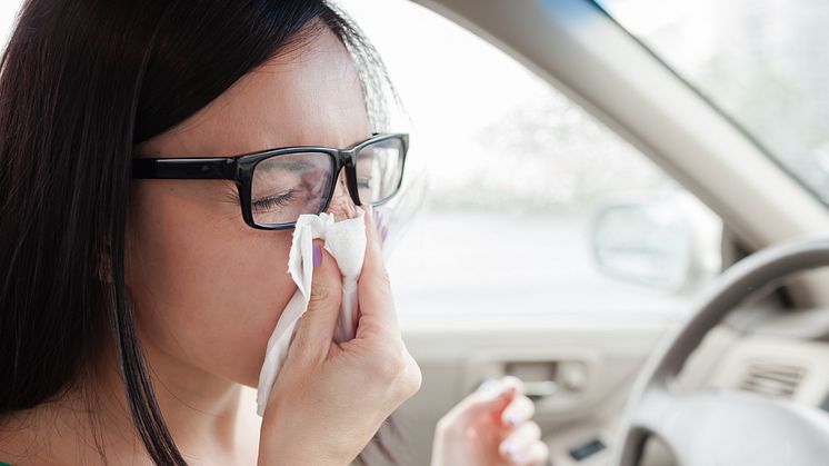 Udover en lav temperatur i bilen tørrer airconditionen luften ud, og det resulterer ofte i ekstra tørre slimhinder og ondt i halsen.