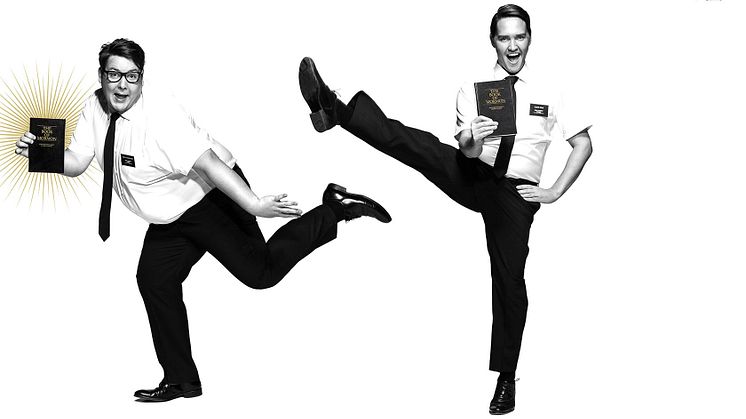 Kristoffer Olsen og Frank Kjosås har hovudrollene som misjonærane Eldste Cunningham og Price i musikalen The Book of Mormon. Foto: Eirik Malmo.