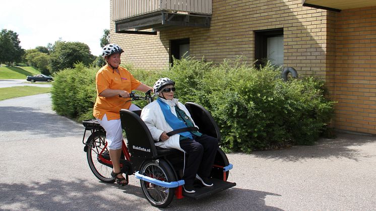 Ulla-Märta Lundqvist på Koltrastens särskilda boende får en liten provtur med den nya cykel-rikshan. Chauffören heter Linda Undin.