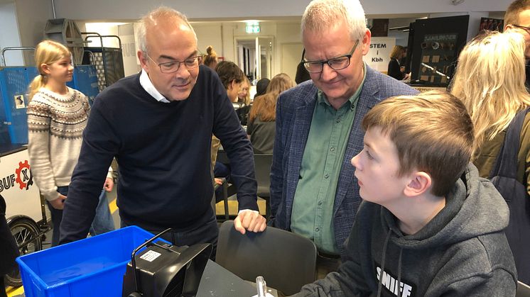 Børne- og ungdomsborgmester i Københavns Kommune, Jesper Christensen, direktør for TEC, Morten Emborg og skoleelever.