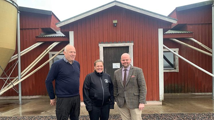 Ulrik Helgstrand och dottern Sara, Svensk Fågel-anslutna kycklingbönder med Peter Kullgren, Sveriges landsbygdsminister