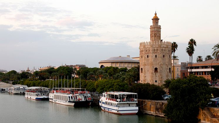 Guadalquivir floden med Torre del Oro Sevilla