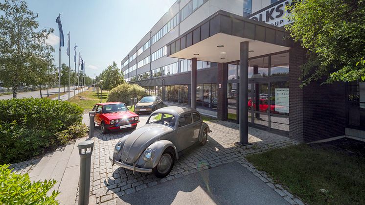 Sedan 1940 har nästan 2,45 miljoner person- och transportbilar med VW-emblemet i fronten importerats till Sverige.