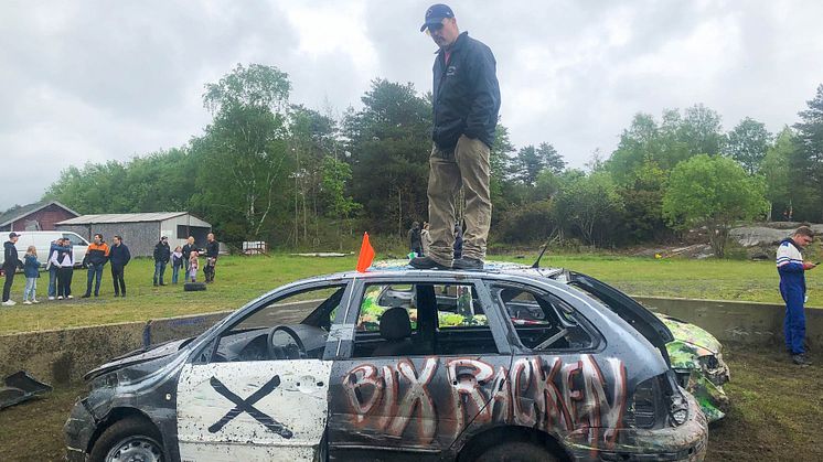 "Johan Zetterquist Stands on the Roof of the Proposal No 42 Everyone Should Go By their Porn Name (Bix Racken) Car" (2022)  Verket är en del av  "Demolition Derby", Josefine Östberg Olsson. Foto: Anna Kjellerstedt