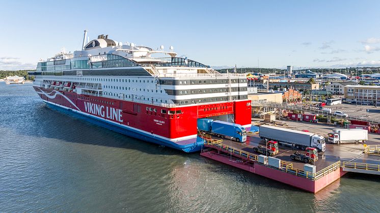 Viking Glory lastas av i Åbo hamn. Foto: Viking Line