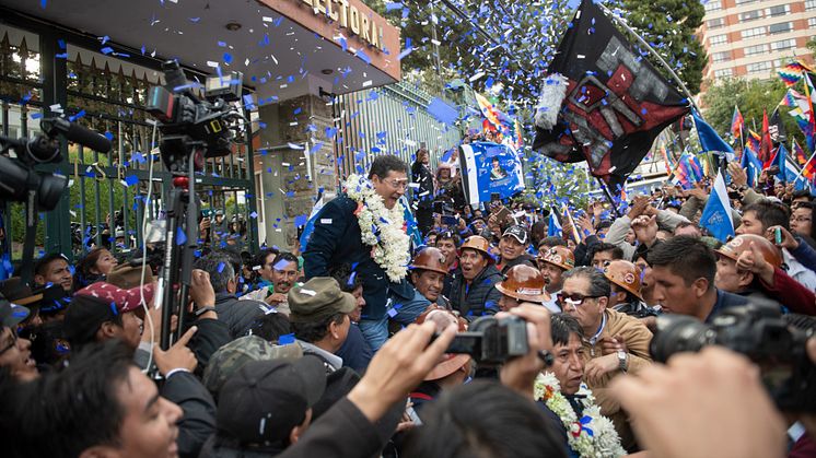 Det blev Luis Arce fra  Evo Morales parti, MAS (Movement for Socialism), der løb med sejren og dermed genvandt magten efter den annulerede valg i oktober 2019. Billedet her er fra februar for MAS. Foto: Shutterstock