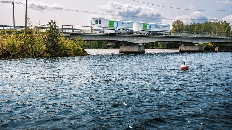 Kuljetuskalustoa huolletaan ennakoiden: Kaikissa Scanioissa ja perävaunuissa on Scanian korjaussopimukset. Pariin vanhempaan Scaniaan on vaihdettu uudet turbot, ja muutkin huollot pyritään tekemään niin, että matka ei koskaan katkea.