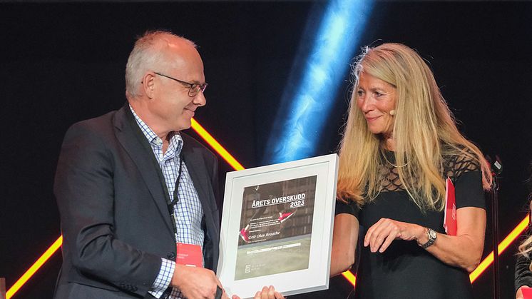 Geir Braathe vant prisen Årets Overskudd 2023. Her sammen med Ingebjørg Harto, styreleder i Regnskap Norge.