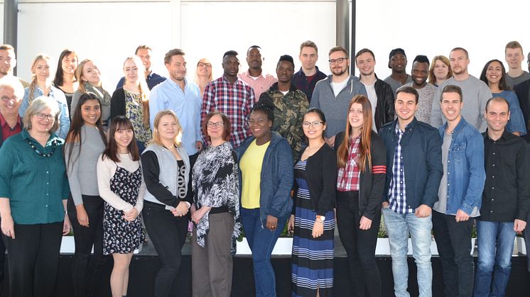 Pflegen internationale Kooperationen: Prof. Dr. Hans Rüdiger Kaufmann und Prof. Saarikoski (beide links) Studierende der finnischen Hochschule und der HdWM, Prof. Lautamäki (Mitte), Prof. Dr. Dolores Sanchez Bengoa (3.v.re.) Foto: Franz Motzko